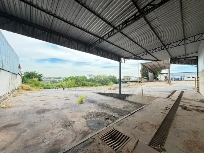 Terreno com 4 galpões ótimo para estrutura de empresas