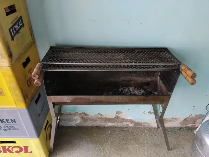 Vende se uma churrasqueira para espetinho .