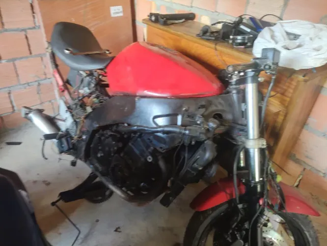 Vendo está moto que era um projeto café racer,tá com defeito no CDI e falta organizar a fi