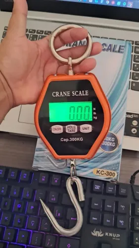 Balança Digital Portátil 300kg Com Gancho Compacta á PIlha