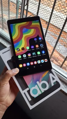 Samsung Tab A Tablet Na Caixa 8 polegadas chip 4G faz ligacao 32Gbs (Act cartao)