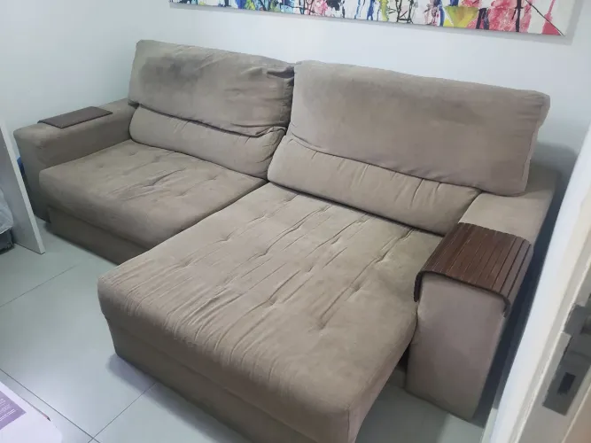 Vendo sofá retrátil 4 lugares na cor bege com sistema retrátil, confortável e espaçoso