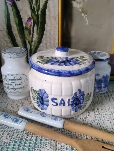 Saleiro de cerâmica antigo