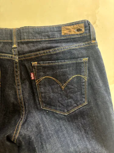Calça Levis 38 - skinny demi curve