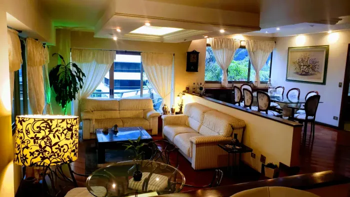 Apartamento Construtora Santa Luiza, 198m2 útil,4 dormitórios,3 suítes, 2 garagens demarca