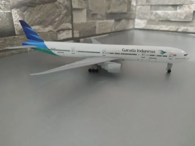 Miniatura avião Boeing 777 20cm com rodas