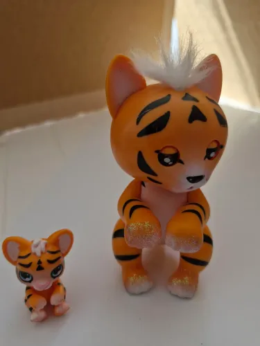 WowWee Tiger Benny Fingerlings luzes interativas e sons Kiss Tech com filhote