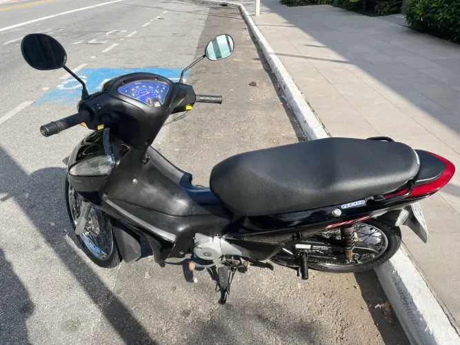 Biz 125 ES Preta + 2 capacetes