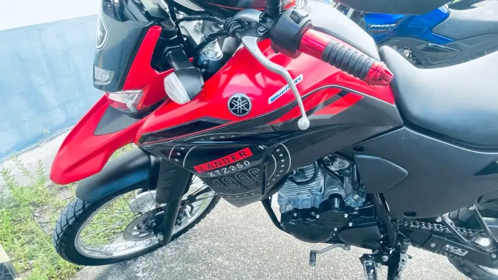 Vendo moto lander vermelha quitada