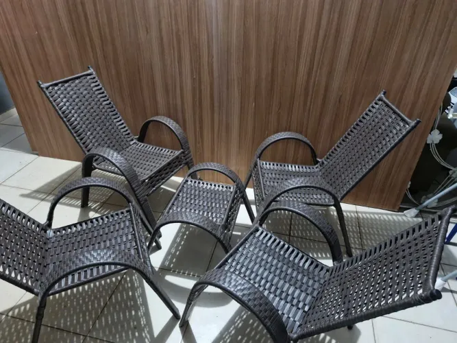 Jogo de cadeiras com mesa de centro