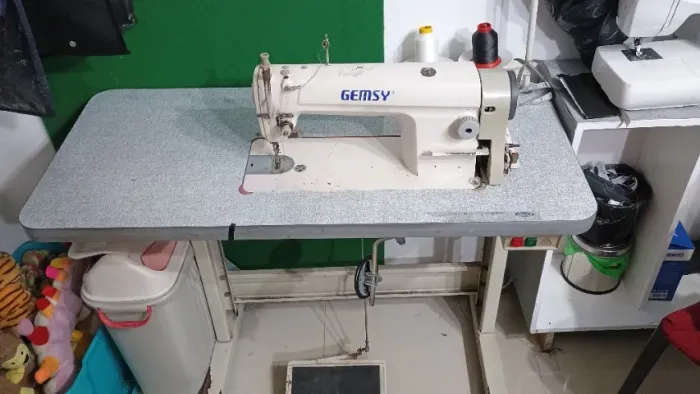 máquina de costura reta industrial