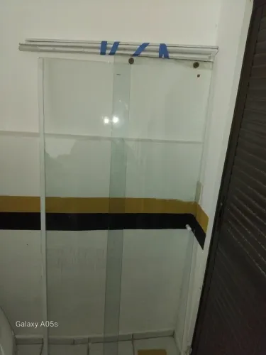 Vendo box banheiro medindo 97cm altura 1,85