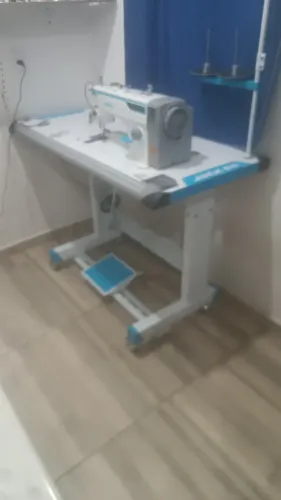 Máquina de costura reta
