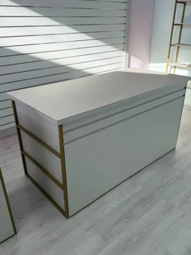 Mesa de Exposiçaõ para loja com porta objetos metalon e mdf