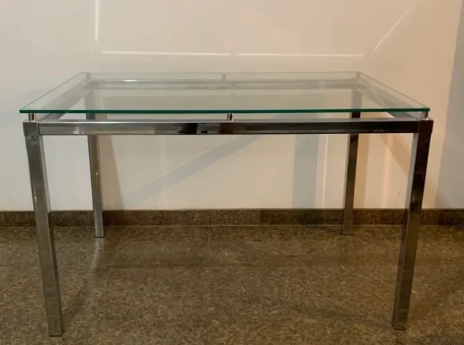Mesa estrutura moderna em metal alumínio e tampo de vidro resistente
