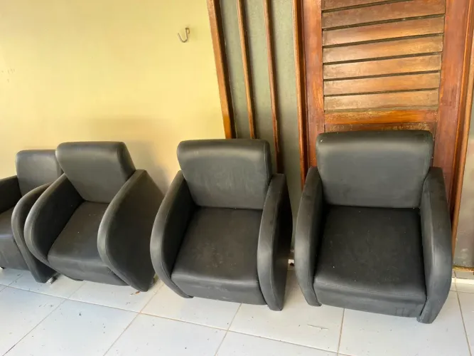 Conjunto de cadeiras de couro