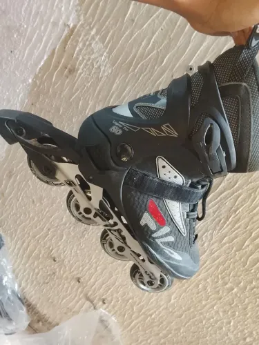 Vendo patins, usado apenas duas vezes, da Fila vem com ferramentas de regulagem e freio