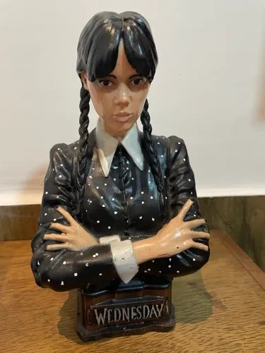 Estátua Wandinha Addams Wednesday - Peça Decorativa