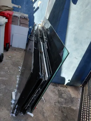 Porta de vidro usada mais e perfeita condição com maçaneta e perfil de alumínio