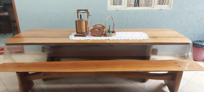 Mesa rústica em madeira
