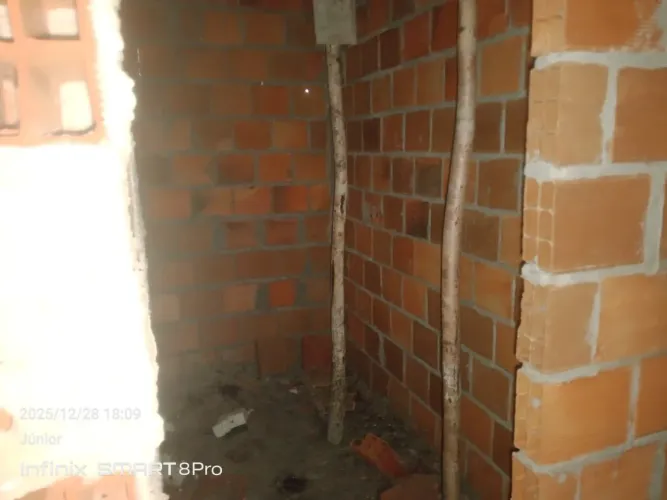 Vendo casa em construção com laje batida, falta pouco para passar pra dentro