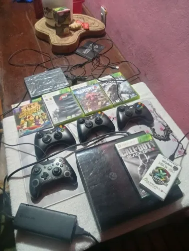 Xbox360 com 4 controles+hd240 jogos