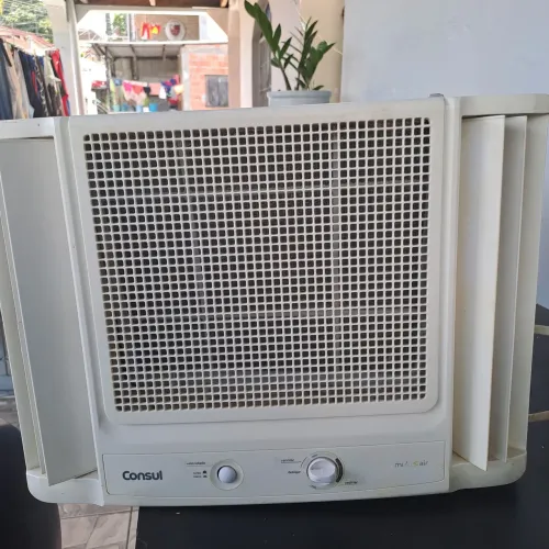 Vendo ar-condicionado cônsul, 10.000 BTUs. Aparelho em perfeito estado de funcionamento.