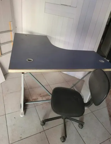 Vendo mesa de escritório com cadeira