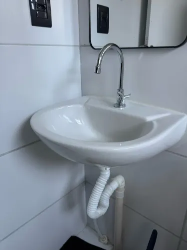 Pia de banheiro, lavatório com torneira