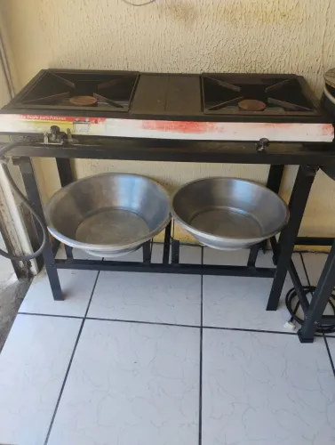 Vendo fogão industrial funcionando perfeitamente acompanha 2 tacho