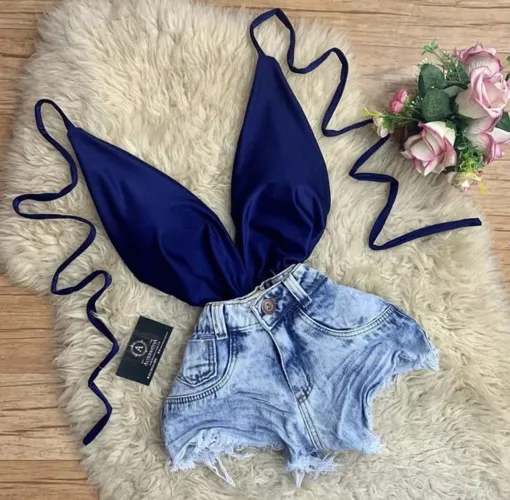 Body Decote Profundo Azul Marinho + Short Jeans Destroyed
