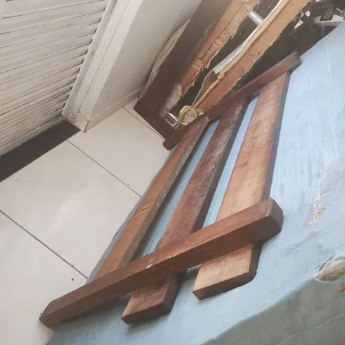 Doação - cama de casal madeira com colchão 