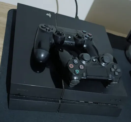 Oportunidade!! PlayStation 4 com dois controles e quatro jogos 
