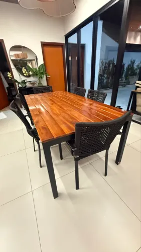 Mesa madeira e 8 cadeiras de corda náutica