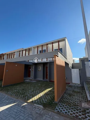 Á venda casa em condomínio 3 dormitórios sendo uma suíte próxima da praia