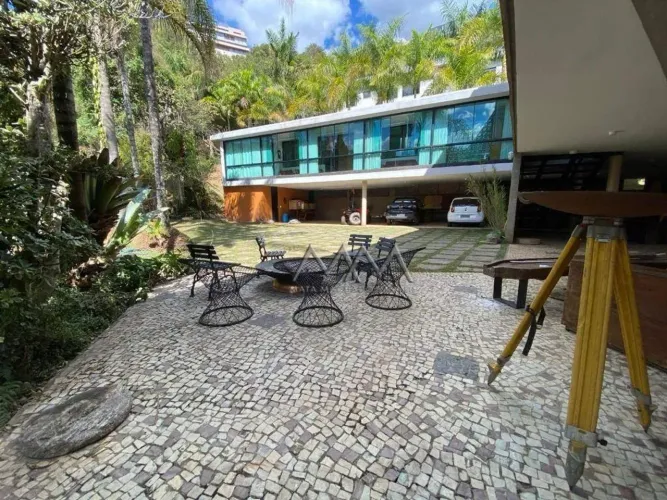 Casa à Venda ou Locação no Condomínio Vila Alpina | 690m² - 3 suítes.