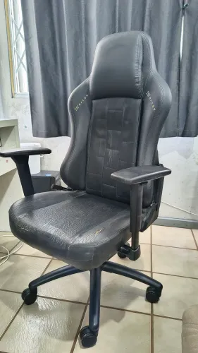 Cadeira Gamer XT Racer - Estrutura Robusta (Oportunidade)
