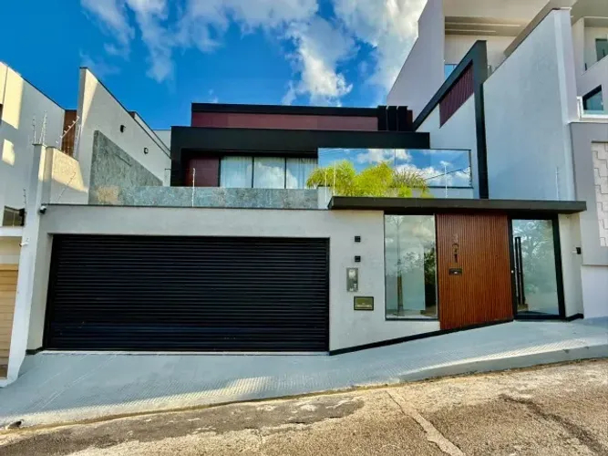 Casa de Alto Padrão com 03 Suítes em excelente localização na Fazenda Vitali - Colatina/ES