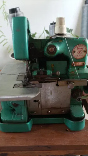 maquina de overloque semi-profissional revisada e em ótimo estado