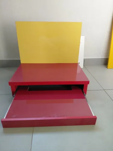 Mini escrivaninha,com porta teclado e painel....