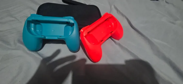 Par de Grips Anatômicos para Joy-Con Nintendo Switch - Azul e Vermelho