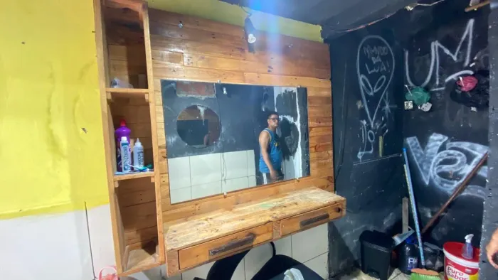 Bancada de Barbearia em Madeira com Espelho - Estilo Rústico