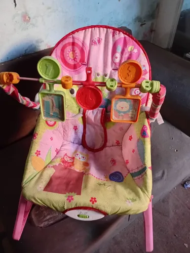 Vendo cadeira infantil que toca música