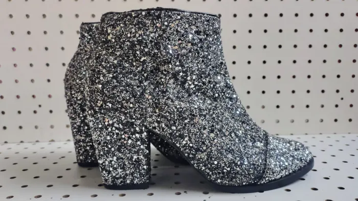 Bota cano baixo com pedraria e glitter perfeita para o Carnaval tamanho 36