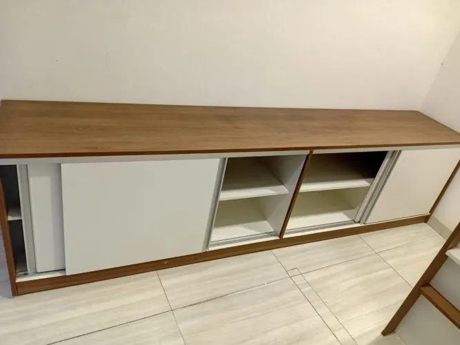Móvel rack/aparador com brindes