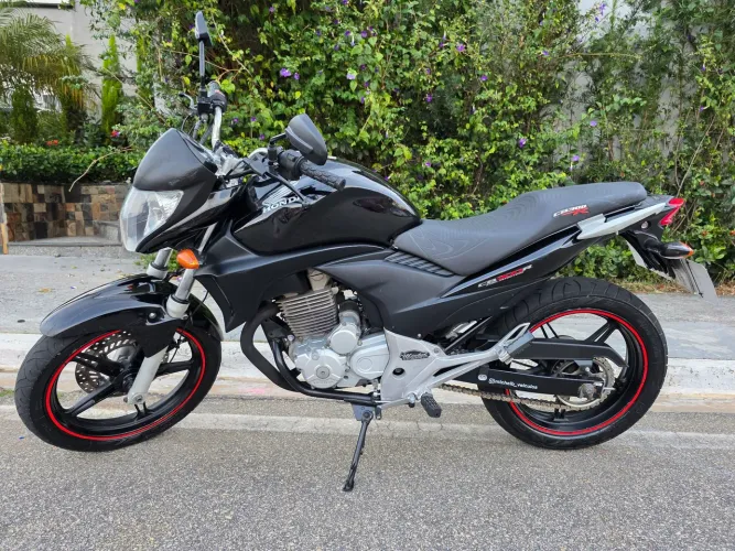 Honda cb 300cc 2011 . Troco por carro de maior valor.