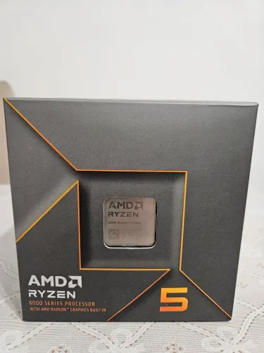 Processador AMD Ryzen 5 8500G na caixa com cooler original