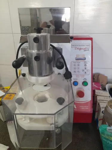Vendo maquina de fazer salgados grande e pequenos