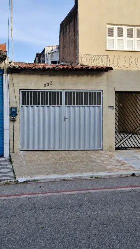 Casa com 02 quartos no Centro Residencial c/Quintal espaçoso
