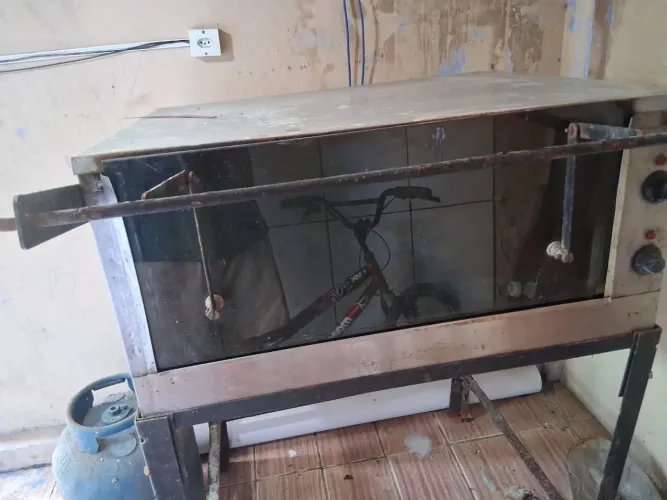 1 Forno Grande de Guilhotina/ 1 Batedeira Industrial G.paniz de 10 litros(Brinde Incluso).